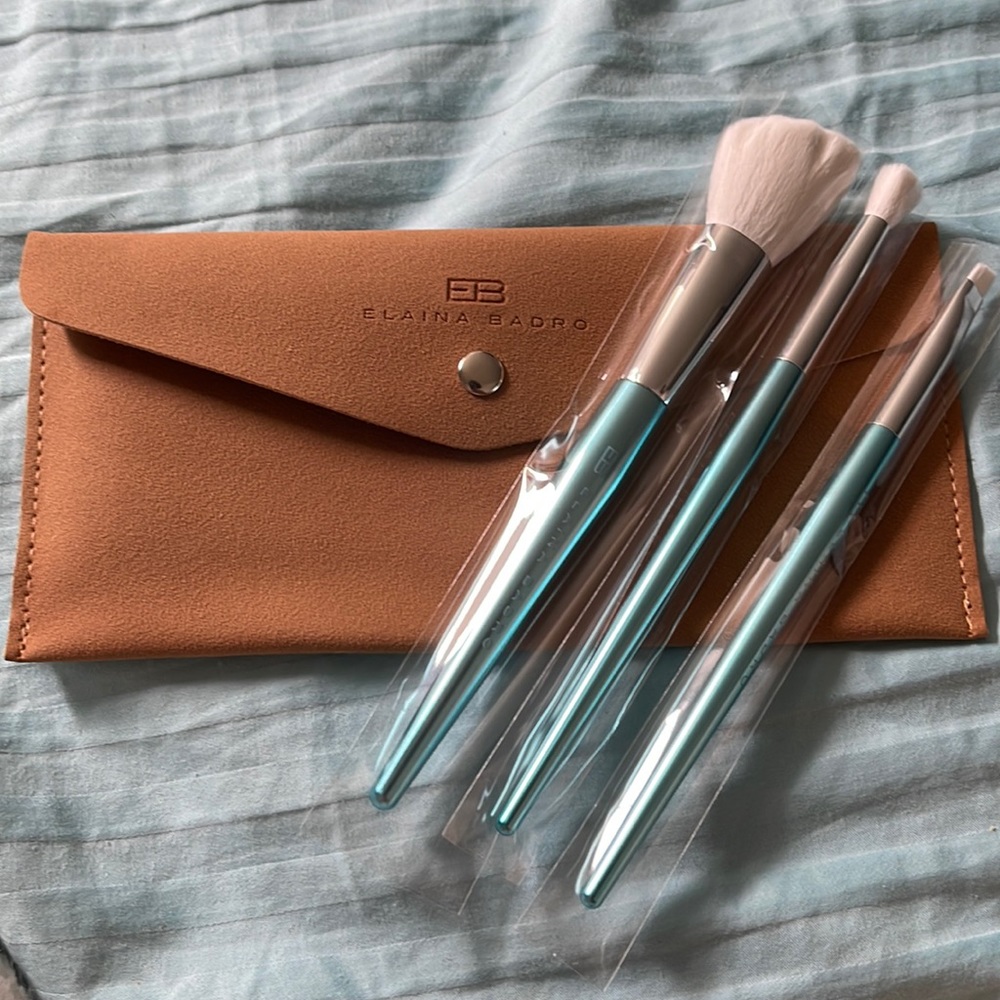 Elaina Badro Brushes and caring case LIMITED EDITION